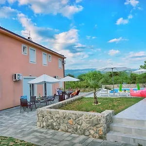 https://apartments-kuk.primorje-gorskikotar.com